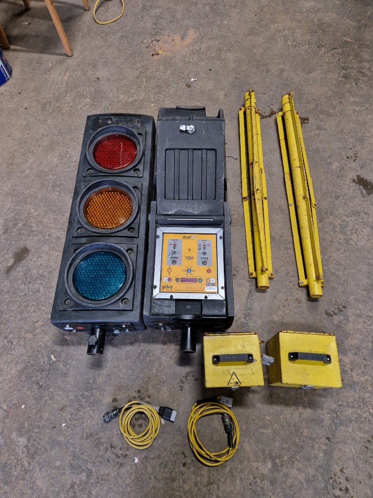 2 WAY PORTABLE BATTERY TRAFFIC LIGHT SET FOR SALE