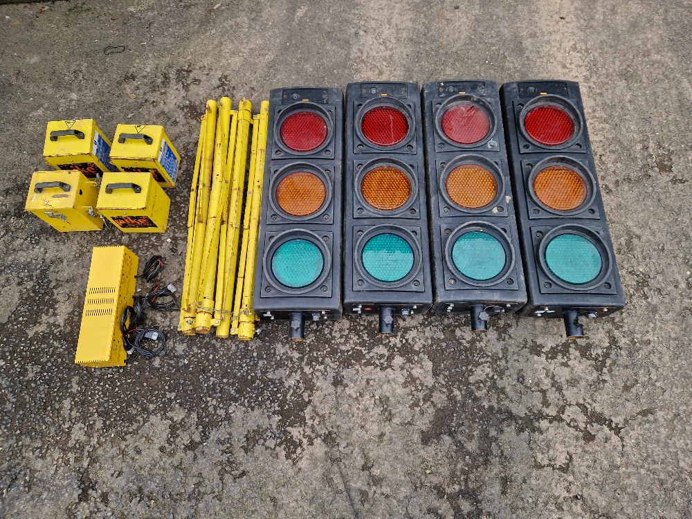 4 WAY PORTABLE BATTERY TRAFFIC LIGHT SET FOR SALE